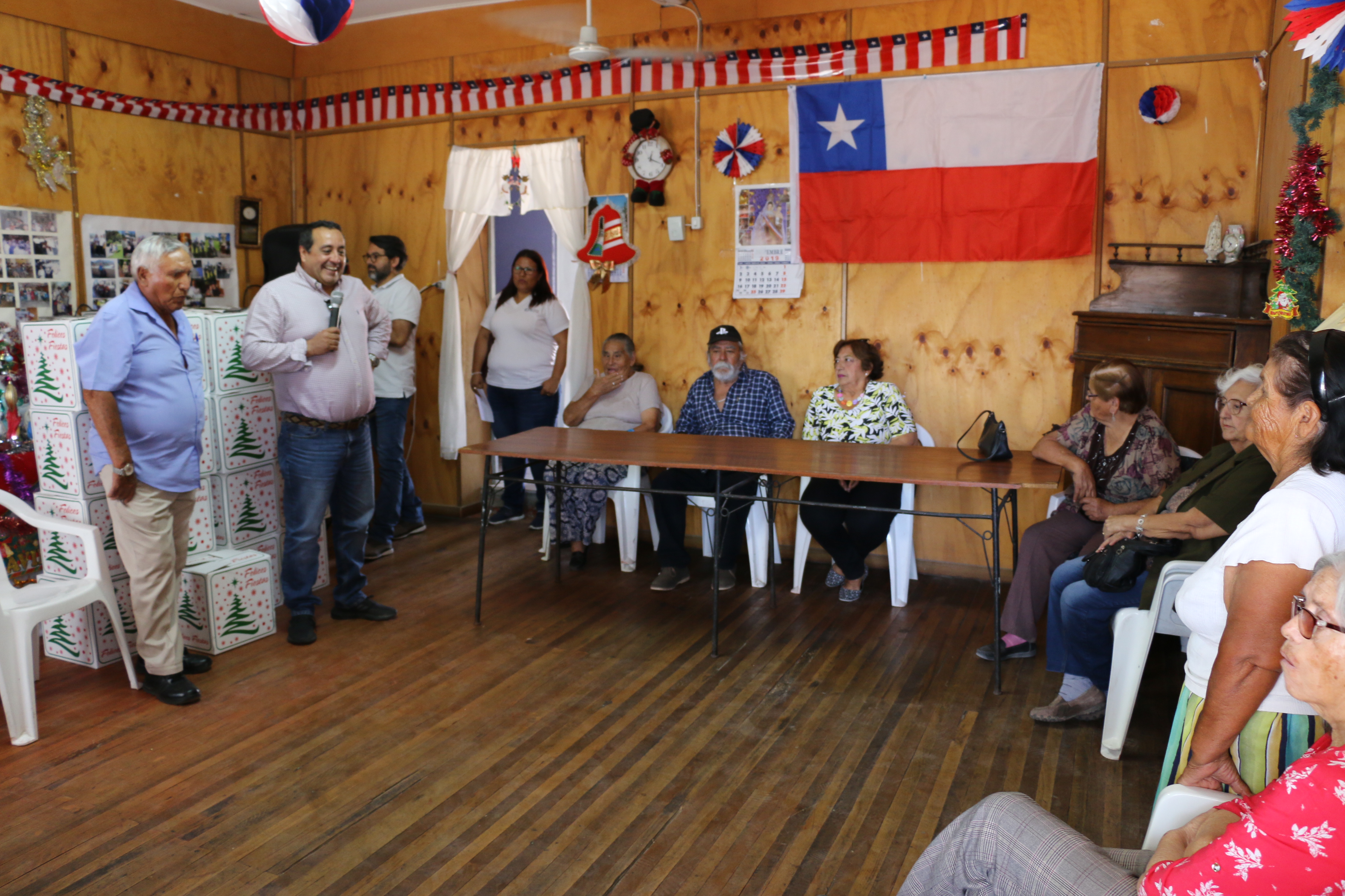 Puerto de Iquique realizó tradicional visita a los adultos mayores de La Huayca en Navidad