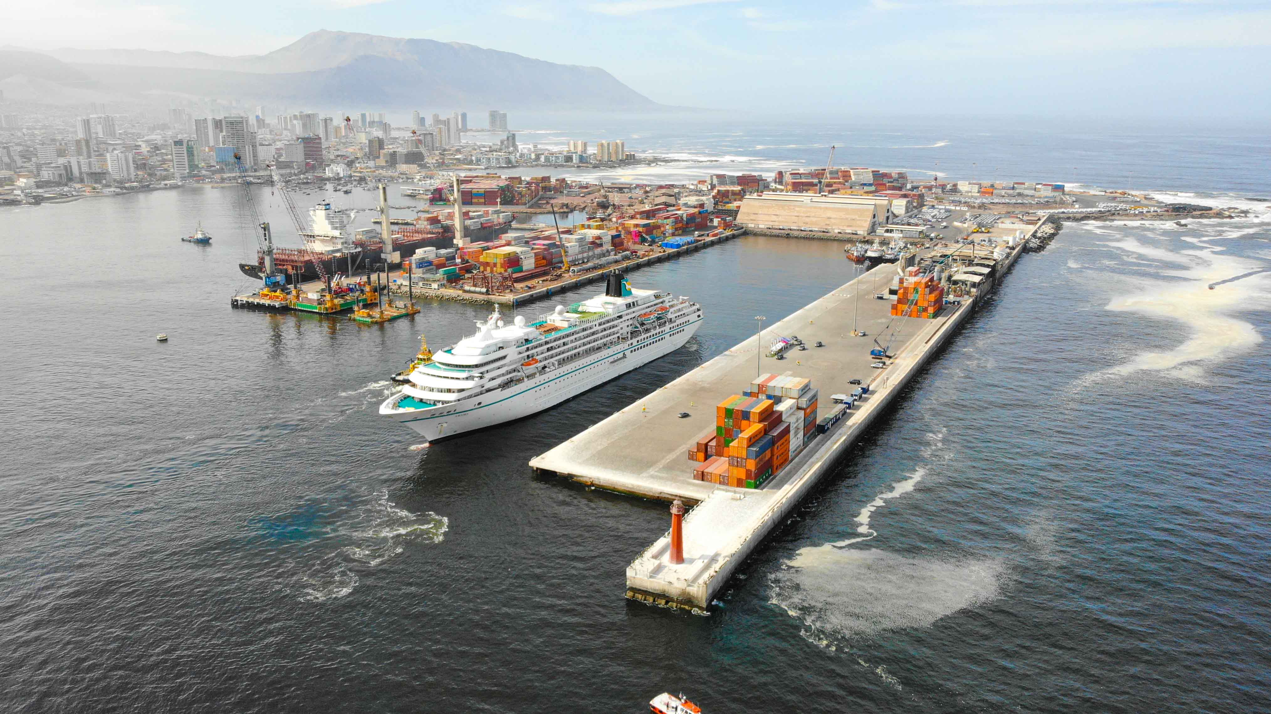 Crucero “Amadea” recaló en Puerto de Iquique