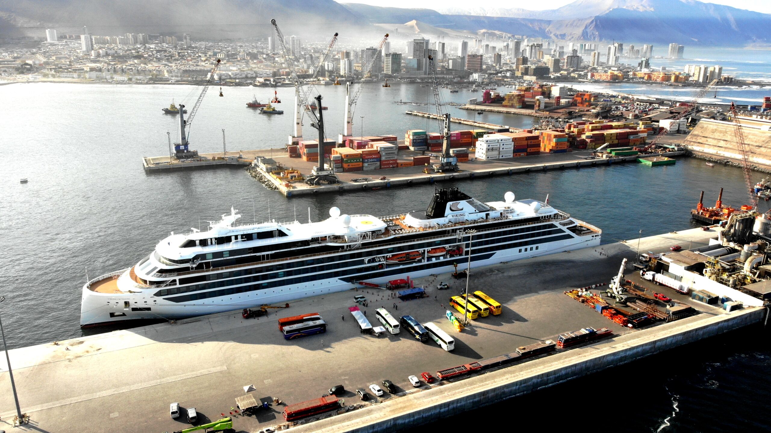 Dos naves noruegas abren temporada de cruceros 2024-2025 en Iquique