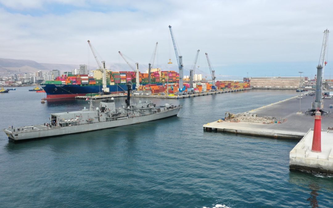 Fragatas Lynch y Condell recalan en Puerto de Iquique y abren sus puertas