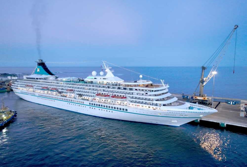 Crucero Artania arriba al Puerto de Iquique con 1.500 personas a bordo