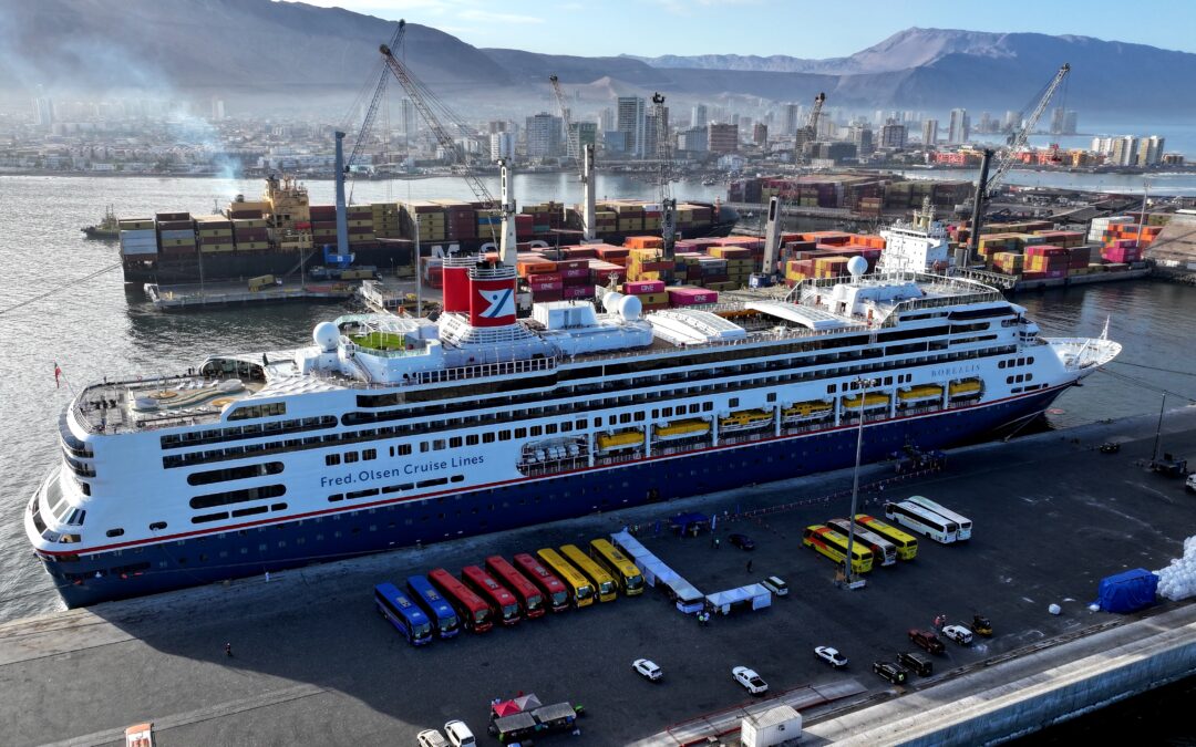 Puerto de Iquique recibe por primera vez al crucero Borealis