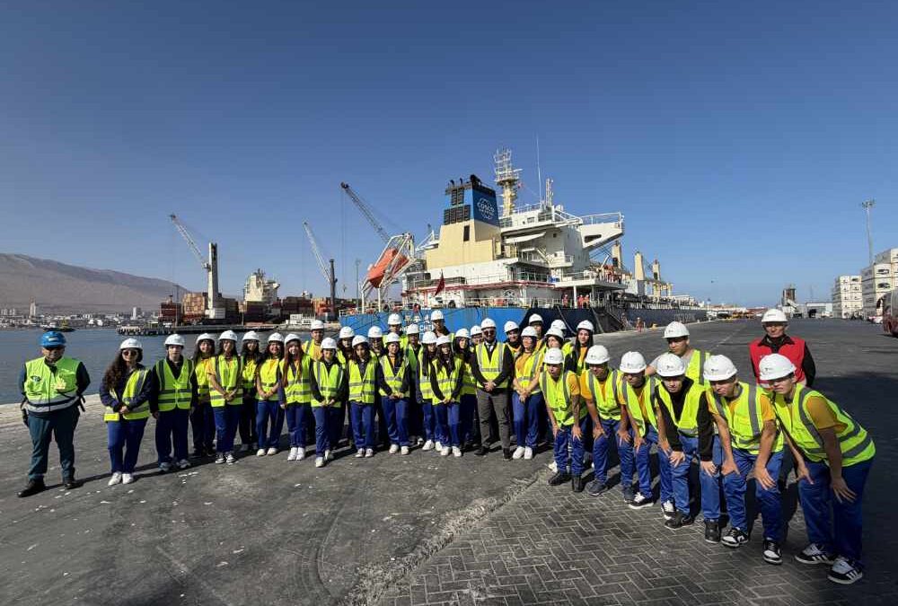 Delegación de Liceo Los Cóndores conoció las operaciones del Puerto de Iquique
