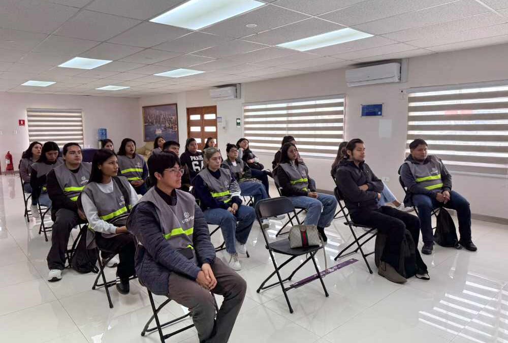 Estudiantes de Comercio Exterior de Bolivia conocen rol estratégico del Puerto de Iquique