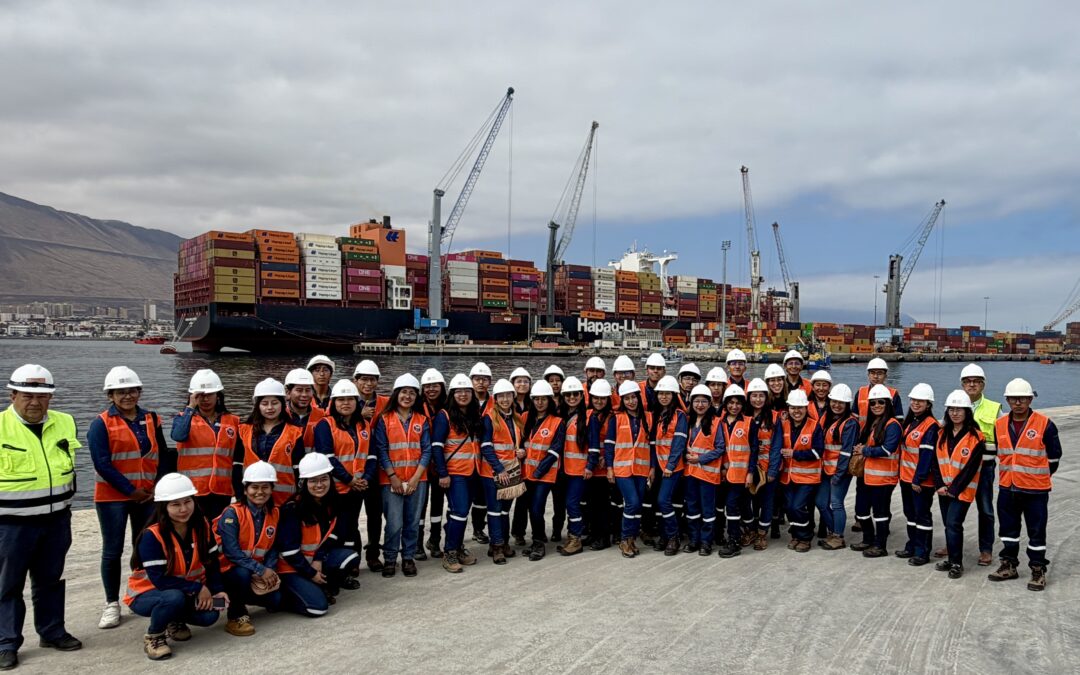 Estudiantes de La Paz conocen en terreno el rol estratégico del Puerto de Iquique